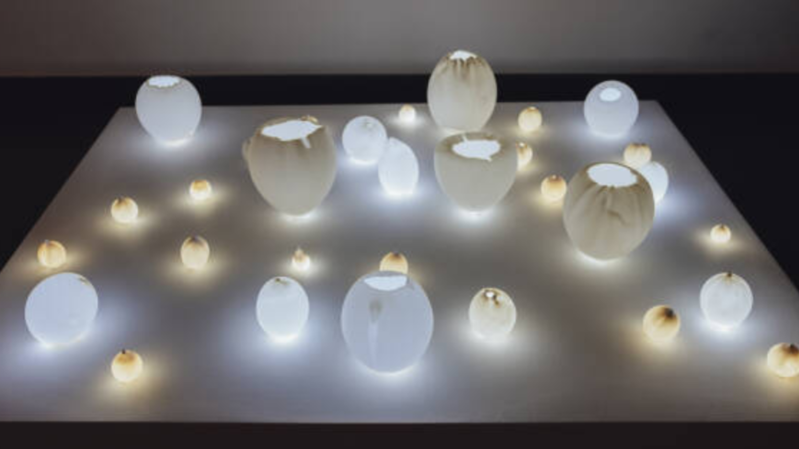 Fotografía de una de las obras expuestas, que juega con el material cerámico y la luz, a modo de candelas