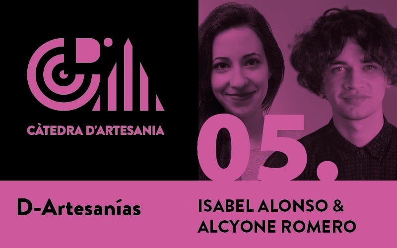 Cartel del quinto episodio de la serie de podcast De artesanías, con el nombre del podcast, logo de la cátedra y fotografías de los dos entrevistados, Isabel Alonso y Alcyone Romero